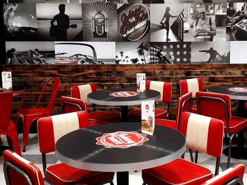 Tutti e 7 i ristoranti Johnny Rockets in Italia rimangono aperti per l'estate 2022 con un menu Made in Usa e non solo Tutti e 7 i ristoranti Johnny Rockets in Italia rimangono aperti per l'estate 2022 con un menu Made in Usa e non solo
